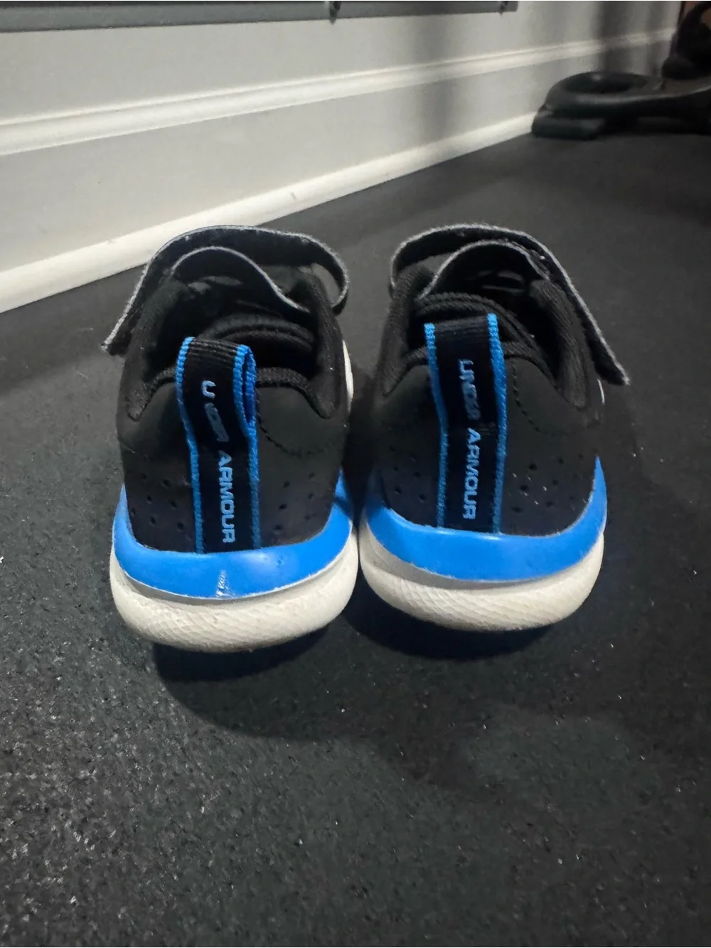 Under Armour Kids' Black & Blue Athletic Sneakers Boys tennis shoes Velcro  s 13